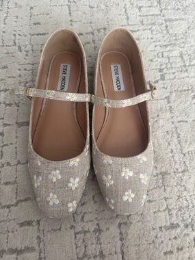 Steve Madden Beige Floral Mary Jane Flats with Daisy Embroidery